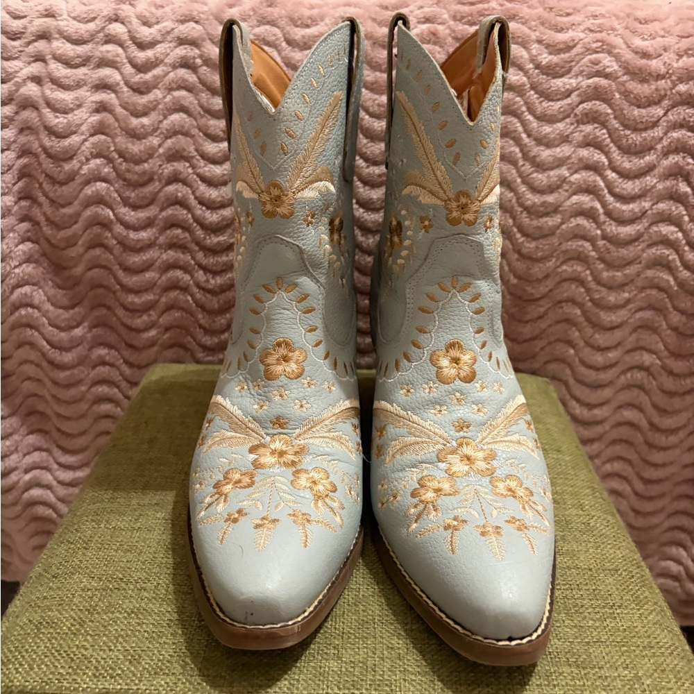 🎉HP🎉 Dingo Embroidered Leather Ankle Boots Cream Gold Country Western Cowboy